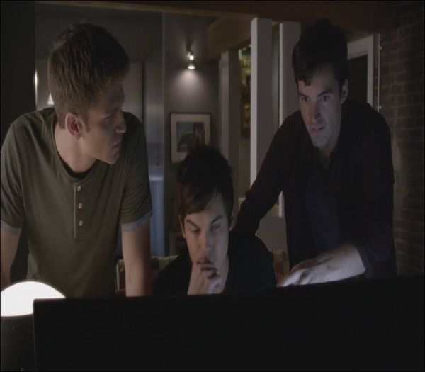 Ezra : Una care se tinea dupa mine de mult timp. Mi-a jurat ca o sa imi faca rau pt ca am refuzat-o.; Probabil ca ea e cea responsabila pentru faptul ca am fost impuscat. ;; Cosmin : Pornim intr-acolo, nu mai stau o clipa.E periculoasa
