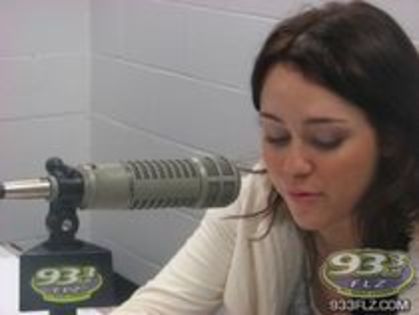 miley - miley la un post de radio