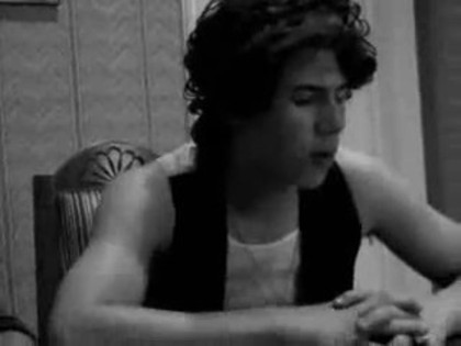 Nick-s-Muscles-nick-jonas-3347774-320-240