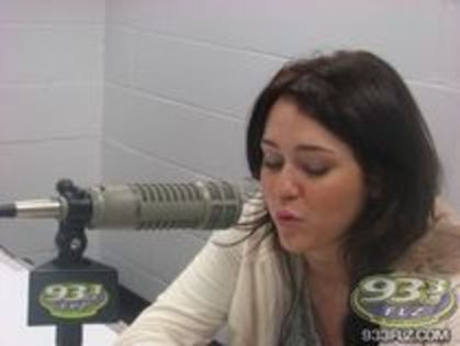 miley - miley la un post de radio