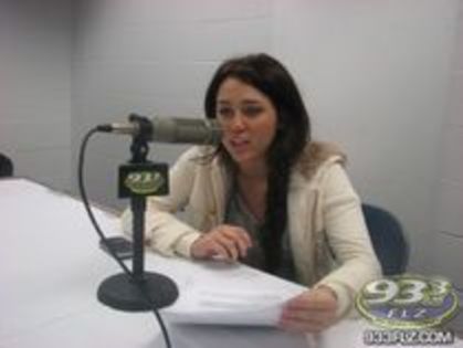 miley - miley la un post de radio