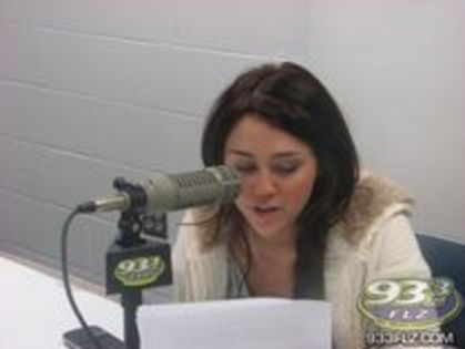 miley - miley la un post de radio