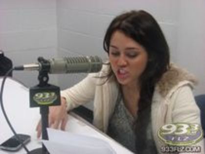Miley 15 - Miley la radio