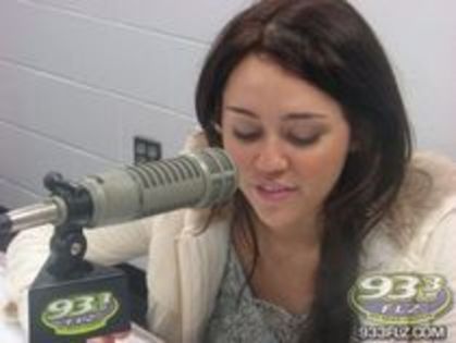 Miley 19 - Miley la radio