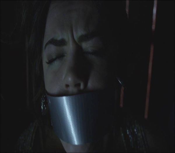 *incearca sa strige, dar in zadar*