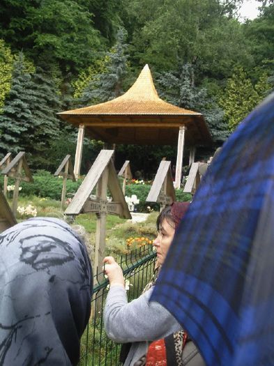 Photo190 - Mormantul Parintelui Arsenie Boca II