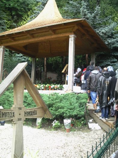 Photo194 - Mormantul Parintelui Arsenie Boca II