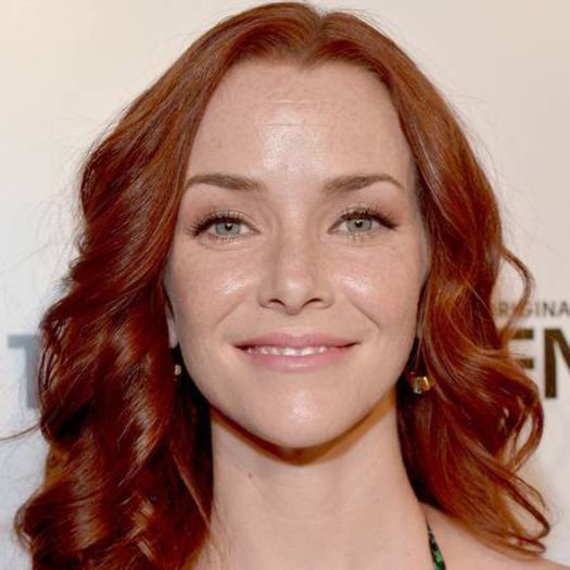 *vorbeste prin usa*V-am adus rosii proaspeteee! Daca nu deschideti, nu primiti.