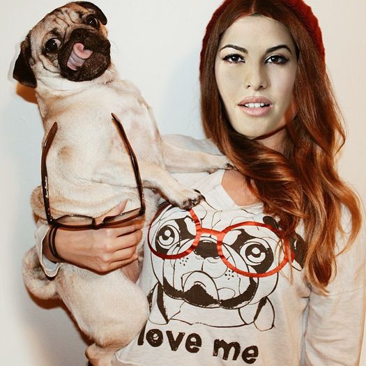 *intra in casa fara sa fie invitata*Eram in trecere si vroiam sa vad ce faceti.