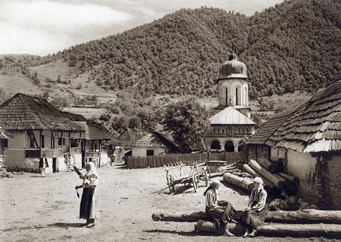 10357460_948897128464219_8880857813160896604_n - Traditii romanesti