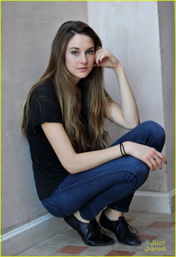 shailene-woodley-dubai-portraits-07