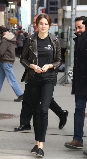 shailene-woodley-street-style-at-the-late-show-with-david-letterman-in-new-york-city-march-2015_1
