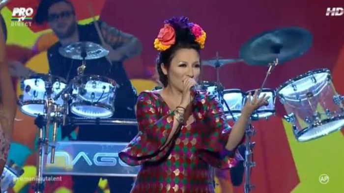 a-schimbat-doua-rochii-in-aceeasi-seara-tinuta-cu-care-andra-music-a-impresionat-pe-rimurile-piesei-