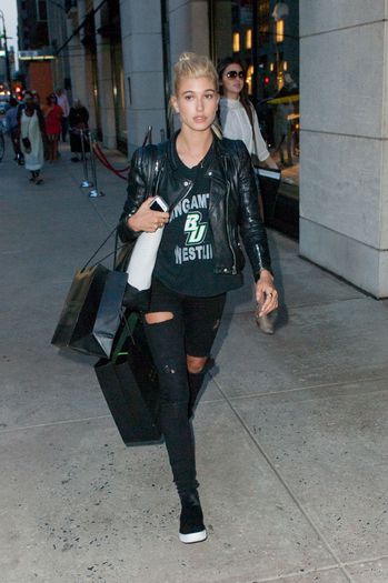 kendall-jenner-hailey-baldwin-shopping-at-barneys-new-york-in-nyc-august-2014_5