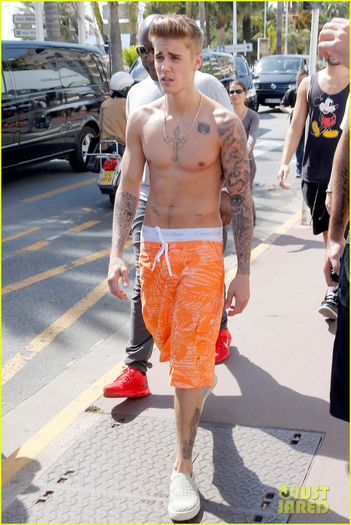 justin-bieber-continues-going-shirtless-cannes-05 - justin bieber