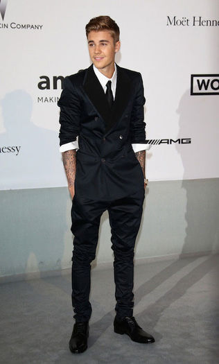 Justin-Bieber-rolls-sleeves-up-on-Dolce-Gabbana-suit - justin bieber