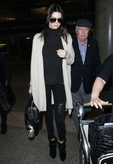 kendall_jenner_kendall_jenner_at_lax_airport_march_2015__pzMdBTCc.sized