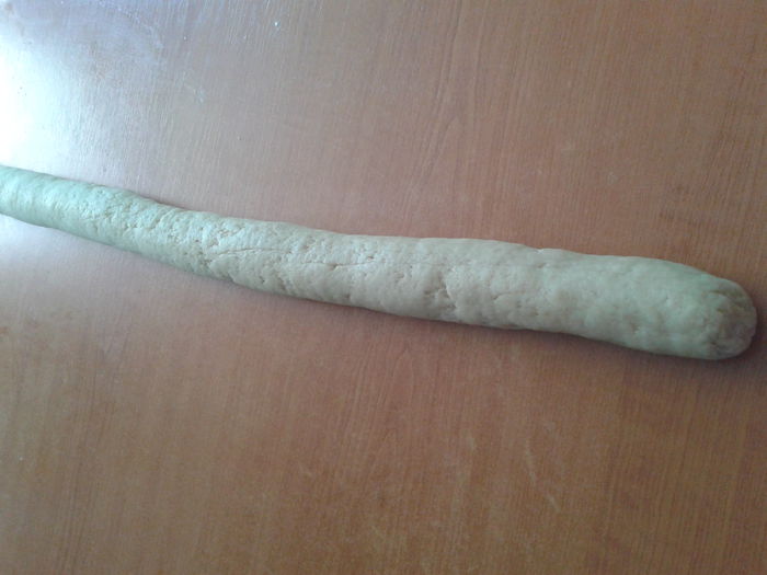 Porumbei cu mere - 1; Ingrediente aluat: 500g faina, 150 ml ulei, 150 ml apa, sare
