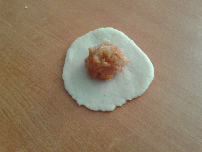 Porumbei cu mere - 3; Se pune orice umplutura dorita si se coc 30 minute sau pana se rumenesc pe margini.
