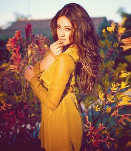 2ij5kb7 - x-The exotic Shay Mitchell