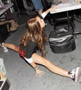 miley cyrus poate sa faca spagatul lume lume!