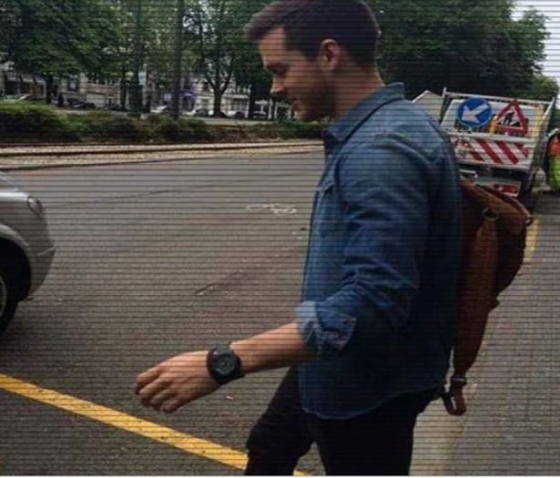 * isi butoneaza telefonul si se indreapta catre camera de zi. *