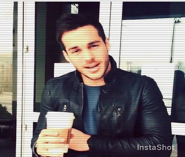 *isi baga telefonul in buzunar si intra.*