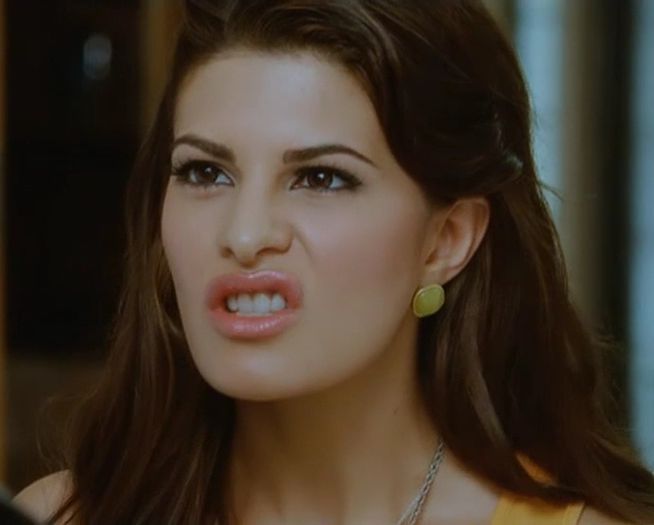 Cainele meu nu e bocciu *ii pune mainile la ureche cainelui ca sa nu auda asa cv*=))