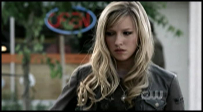 → ღ ← *Își dă ochii peste cap* Aia face parte din trecut, ai uitat? Am rămas de-acord că dacă avem - This is just the beggining - ep 01