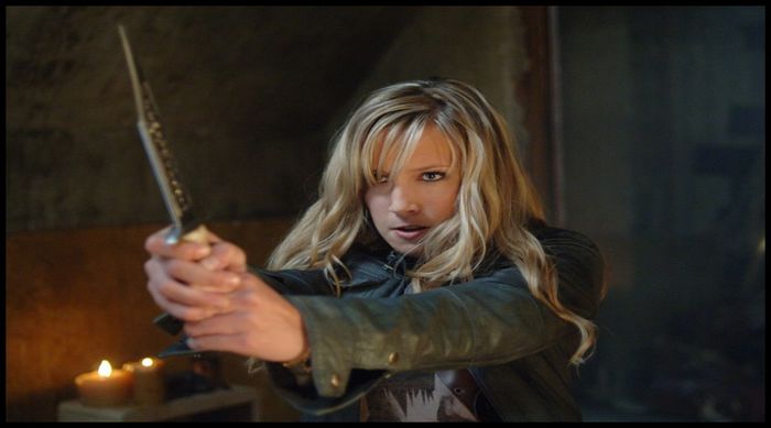 → ღ ← Nu, idiotule eu... *Intră un demon pe geam și o atacă, aceasta se duce spre #Dean. #Ruby - This is just the beggining - ep 01