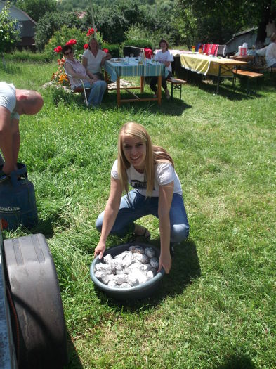 CRISTINA SI MATERIALUL AJUTATOR; CARTOFII SUNT COPTI SI AMBALATI PENTRU PASTRAREA TEMEPERATURII
