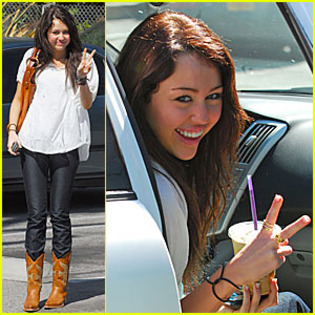 miley-cyrus-peace-sign