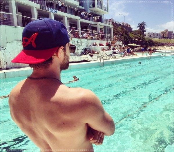 ;; clk Zat ma! *ii da un sut in spate sa-si ia avant* =)))). #Fane.; Ok ♥ *se pune pe colac neobservand ce culoare e=))))) in fata si asteapta sa se puna si ea in spatele lui* Ia-ma de mana;;) *se intoarce si-o priveste zambind* #Adi♥.
