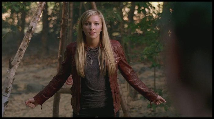 → ღ ← *Mergea și ea prin mulțime și deodată se izbește de cineva* Heii, uită-te pe unde mergi! - This is just the beggining - ep 01