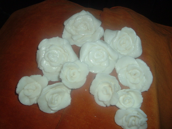 DSCF1743; trandafiri din pasta de zahar praf
