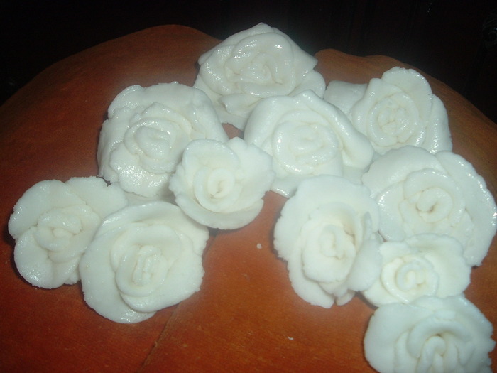 DSCF1745; trandafiri din pasta de zahar praf
