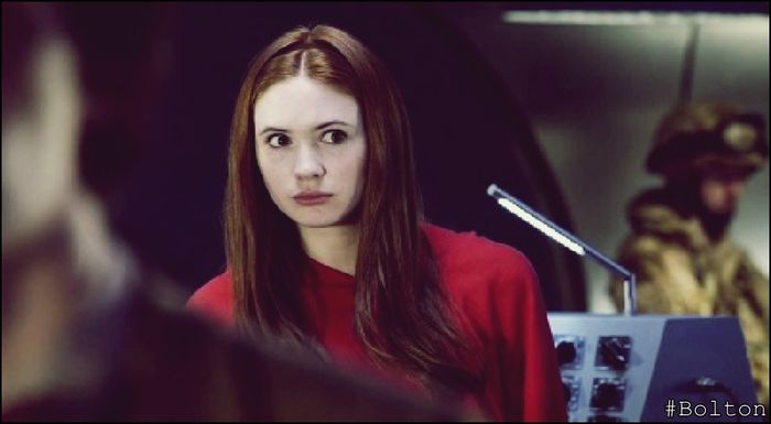 ×əʎəsʍoɹɔ ☠ ¦  ¤iese din casă uitându-se în jur şi porneşte pe stradă¤