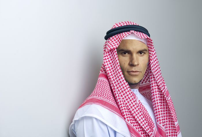 ;; *se da jos de pe camila, se duce la ea la terasa si-i vorbeste in araba* =)))))))))))). - Dubai Dubai - viata ca-n RAI