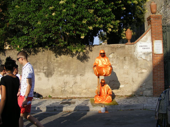 pe unde pot respira unii, te apuca mila