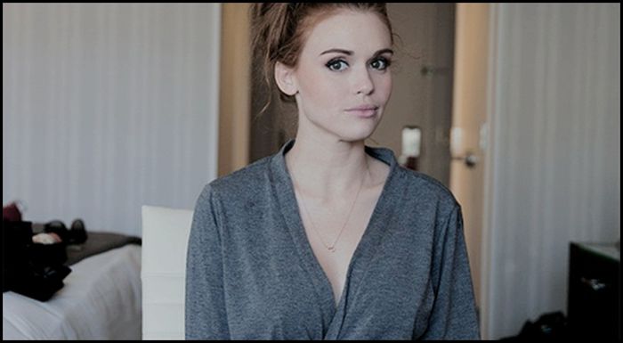 ► *vine din bucătărie* Ruby mai ești pe aici ? *țipă în toată casa*