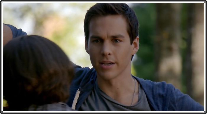 → Ok. Oricum, incepem cu incalzirea. :) [Se uita la ea|Zambeste] - Here is the strange gym