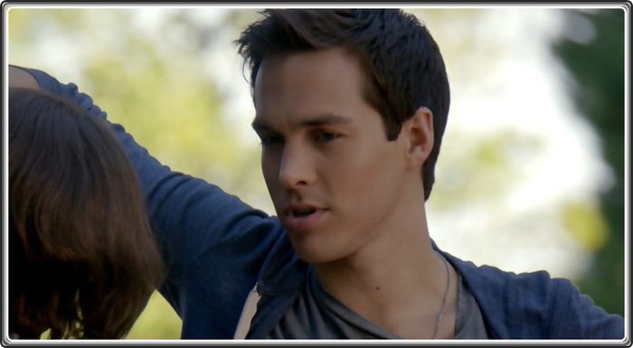 → [Se duce in spatele ei] Daca cineva ar veni in spatele tau si [o apuca de talie] ce ai face? - Here is the strange gym