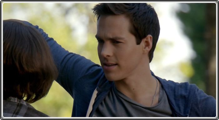 → Totusi sunt prea obosit sa ma mai joc de-a soarecele si pisica. [Se ridica] - Here is the strange gym