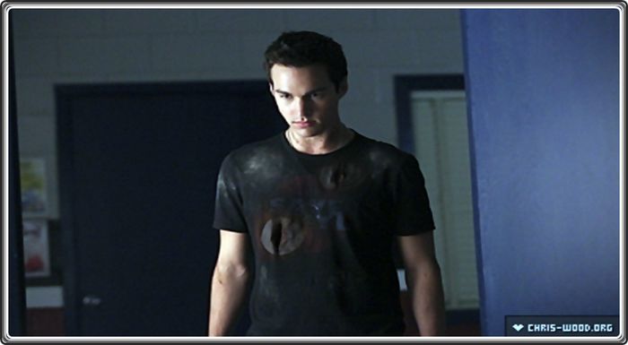 → [Se pune pe scarile din fata casei] Scuze ..