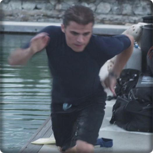 *sare in piscina ca sa ii deranjeze pe Maria si Alberto*