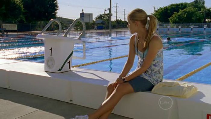 *sta si se uita la restul care se distrau in piscina*