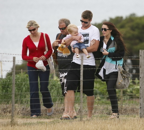 Miley-Cyrus-Liam-Hemsworth-January-3-2010-miley-cyrus-9733188-551-500 - imagini rare dupa parerea mea