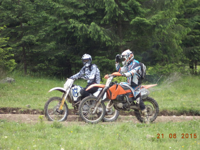Doi motociclisti prin padure - POZE FRUMOASE CU DE TOATE
