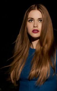 - Mhm, acasa, acum =))) *o trage pe Maria dupa ea*