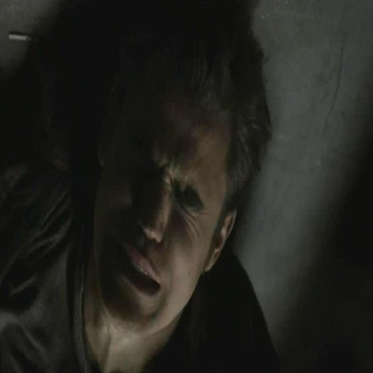 - *cade din dulap si chris peste el* C;;;ele mele............